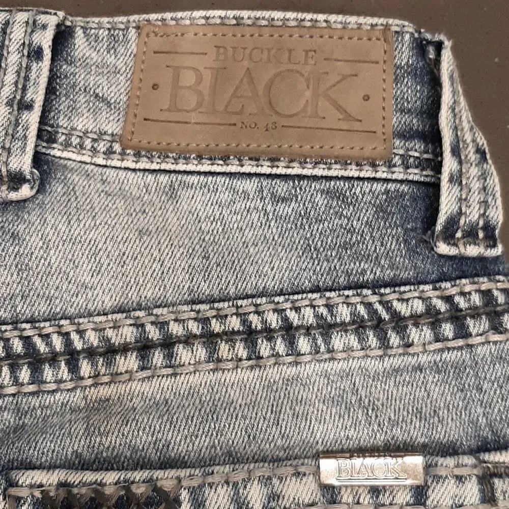 Buckle Black Fit 3 26R Straight Leg Distressed Jeans